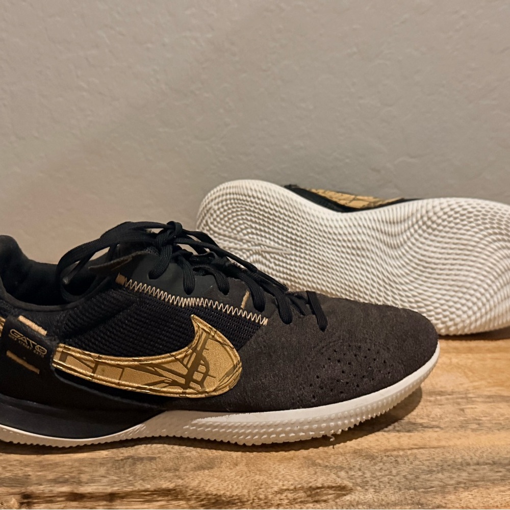 Nike Gato Indoor Soccer / Futsal Shoes – Women’s Size 6 – Barely Used